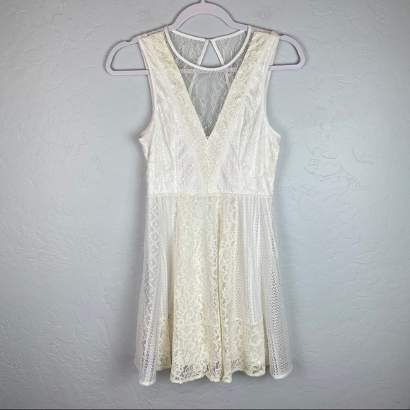 BCBGeneration Lace Fit‎ Flare Sleeveless Backless Mini Dress in White Women's 2 - Picture 3 of 12